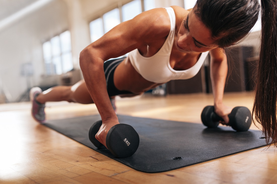 Equipamiento de gimnasio moderno y limpio
